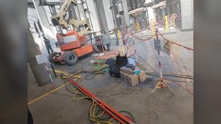 Vor-Ort-Test eines Parametermesssystems für unter Spannung stehende Übertragungsleitungen